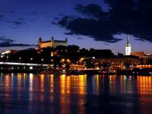 Романтични градове - Снимка Братислава в Словакия