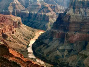 Природни Забележителности - Снимка Гранд Каньон и река Колорадо