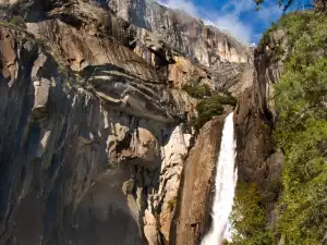 Природни Забележителности - Снимка Долните водопади в Йосемити