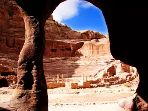 Исторически Забележителности - Снимка Пещерите в Петра, Йордания