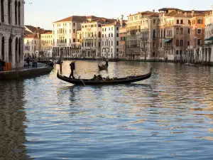 Романтични градове - Снимка По каналите на Венеция