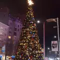 Коледната елха в София грейва днес