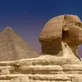 Сфинксът и великата пирамида в Гиза