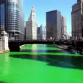 Оцветиха реката в Чикаго в зелено по случай Деня на Свети Патрик