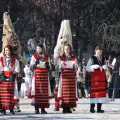 С танци и кукери Банско посрещна Новата година