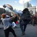 Битка с възглавници се разпали в Лондон и Ню Йорк
