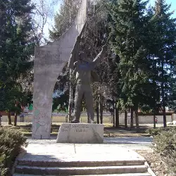 Паметник на Иван Козарев в Добринище