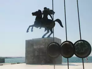 Паметник на Александър Македонски в Солун