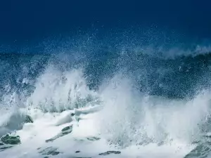 Невиждани вълни беснеят в Бургас