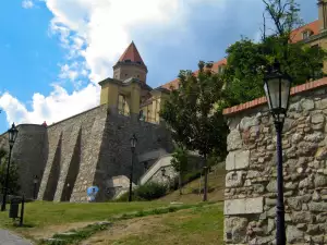 Стените на замъка Братислава