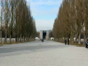 В двора на концентрационен лагер Дахау