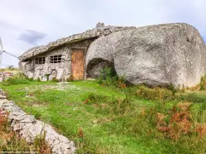 Тя е истинска! Къщата на семейство Флинстоун е в Португалия