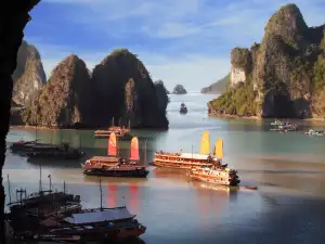 Заливът Ха Лонг (Halong Bay)