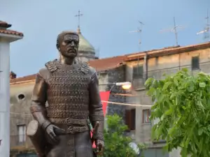 Италианско градче откри паметник на хан Алцек