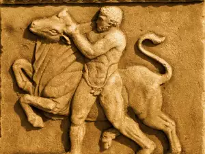 Туристи счупиха статуята на Херкулес в Кремона заради селфи