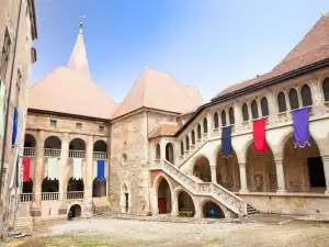 Двора на Замъка Хунияди