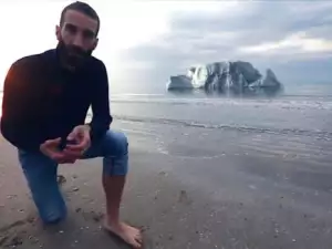 Италианец се мести да живее на топящ се айсберг