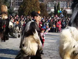 Разлог посреща кукери от 3 държави на фестивала Старчевата