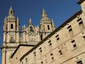 Ла Клеречиа в Саламанка (La Clerecía Salamanca)