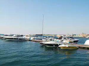 Събарят яхтеното пристанище в Русалка