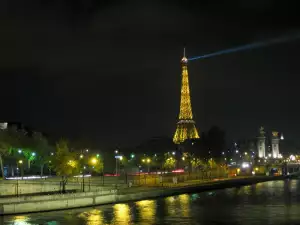 Бялата нощ в Париж превръща града в изкуство