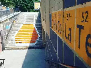 Менделеевата таблица и Слънчевата система украсиха подлез в София