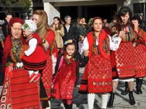 На мегдана край морето среща любители на фолклора във Варна