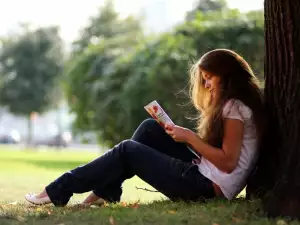 София чете на Алеята на книгата