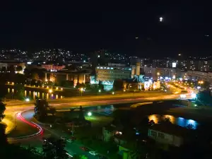 Скопие през нощта