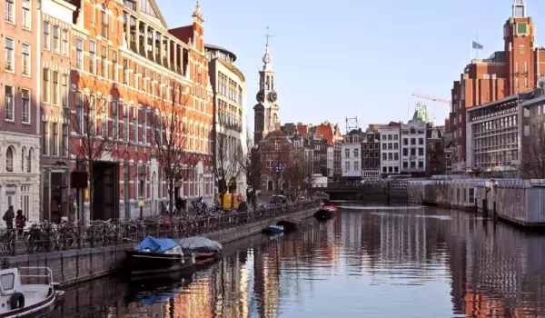 По каналите на Амстердам