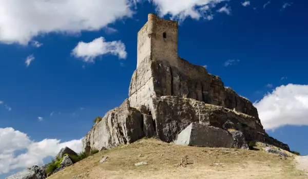 Скалният замък Атиенца  в Испания