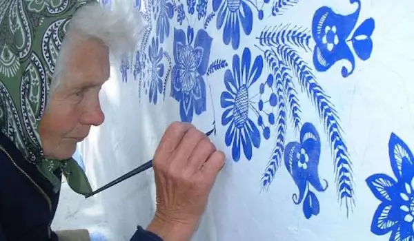 Чешко село се преобрази с рисунките на тази баба