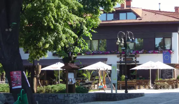 Хотели в Банско затварят врати за лятото