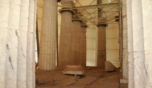 Храмът на Аполон в Баса
