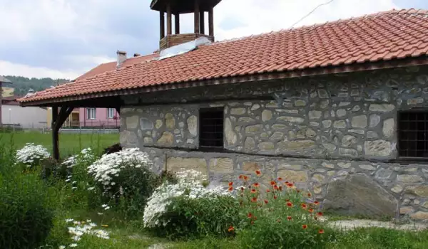 Църквата в Белица