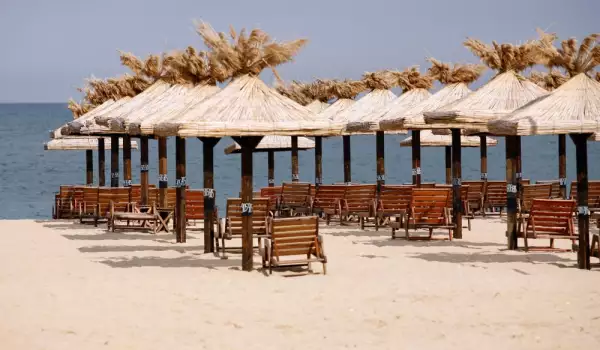 Безплатна сянка на плаж в Черноморец в края на сезона