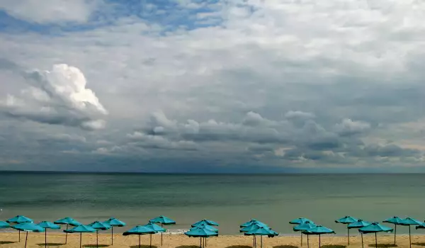 Неизвестен превзе плажа на Ахтопол, опъна чадърите