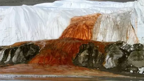 Кървав водопад тече на Антарктида