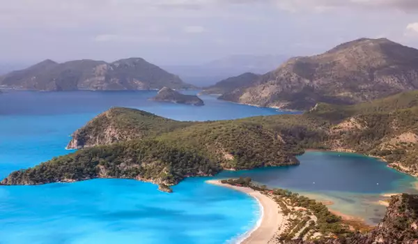 Това е плажът с най-сините води в света