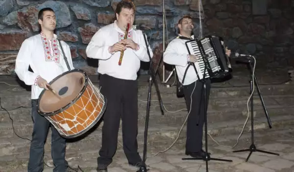 Български певци