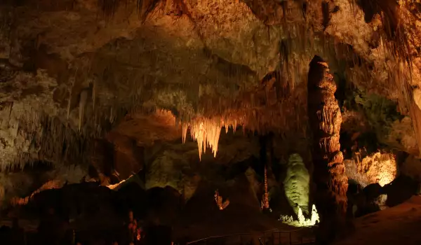 Красива пещера