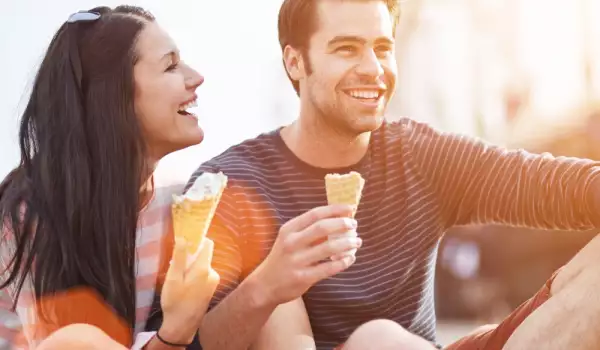 Двойка яде сладолед