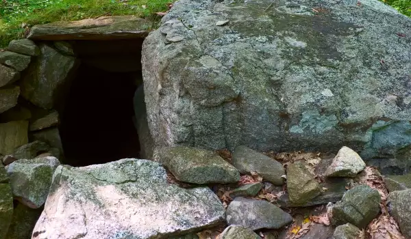 На връх Кози грамади откриха скална тракийска резиденция