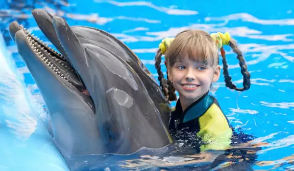 Дете с делфин