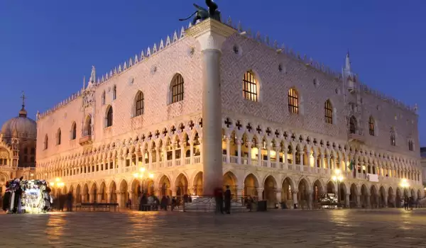 Дворецът на дожите във Венеция