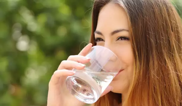 Жена пие вода