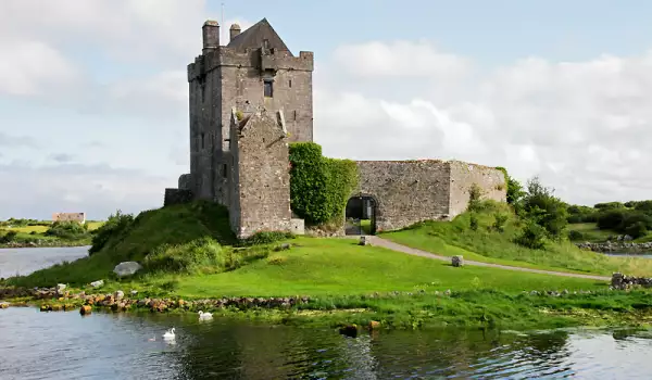 Замъкът Дънгуайър в Ирландия