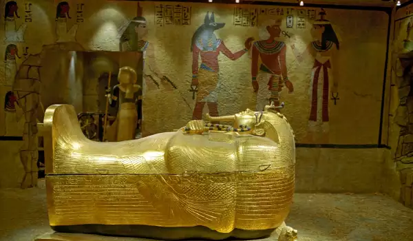В гробницата на Тутанкамон