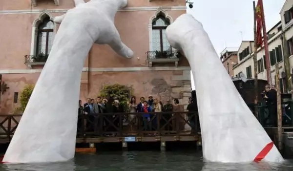 Статуя на ръце във Венеция