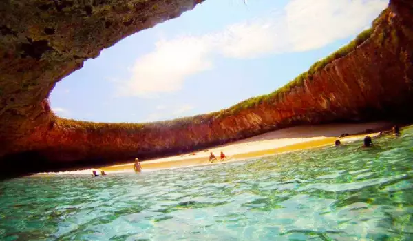 Скритият плаж на островите Мариета
